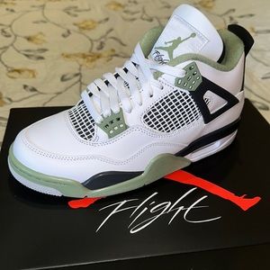 Air Jordan 4 Retro Seafoam. Size 8.5W/7M. White/Oil Green-Dark Ash.
